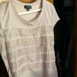 Blouse with lace detail. Short sleeve